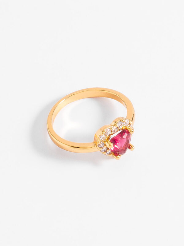 Anillo con cristal en forma de corazón fucsia y baño de oro