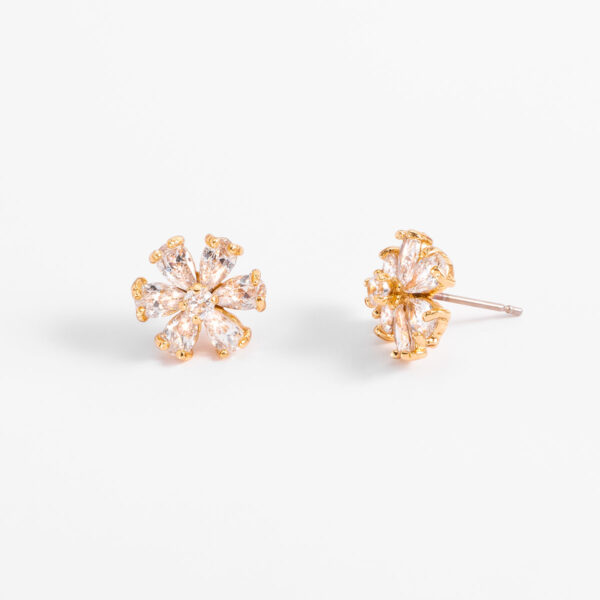 Aretes en baño de oro diseño floral con piedras en tono cristal