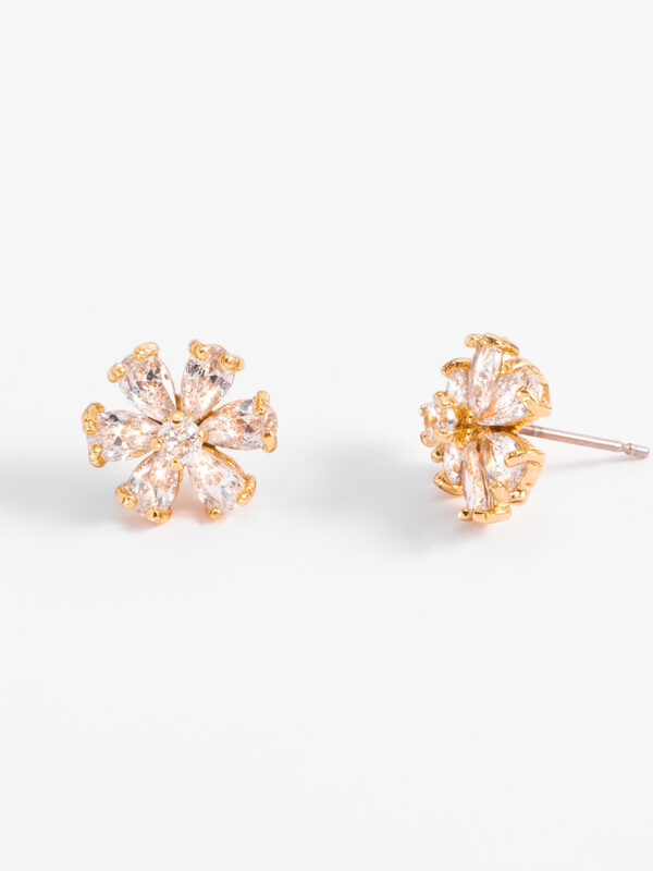 300938-O-00-CS Aretes en baño de oro diseño floral con piedras en tono cristal