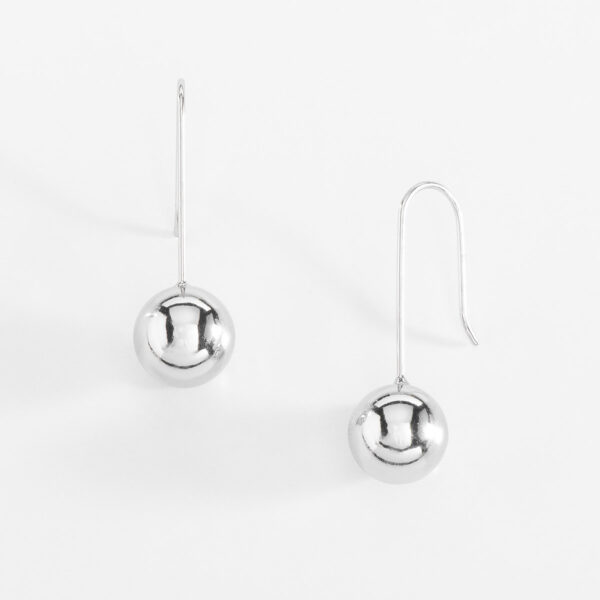 Aretes de esferas en baño de platino elegantes
