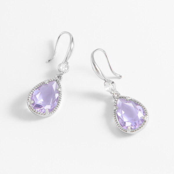 Aretes largos con piedras violetas y baño de platino