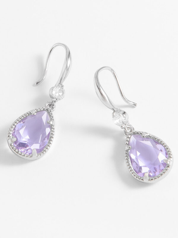 307535-BB-00-LE Aretes largos con piedras violetas y baño de platino