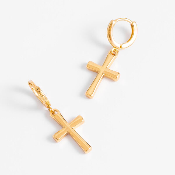 Aretes mediano baño oro 18k mujer con cruz colgante