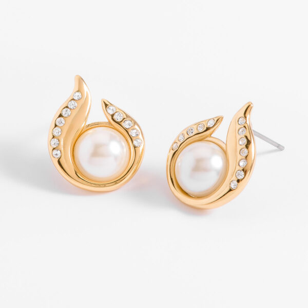 Aretes dorados con perla en diseño envolvente elegante