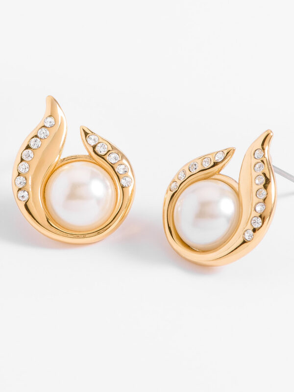 308271-O-00-CR Aretes dorados con perla en diseño envolvente elegante