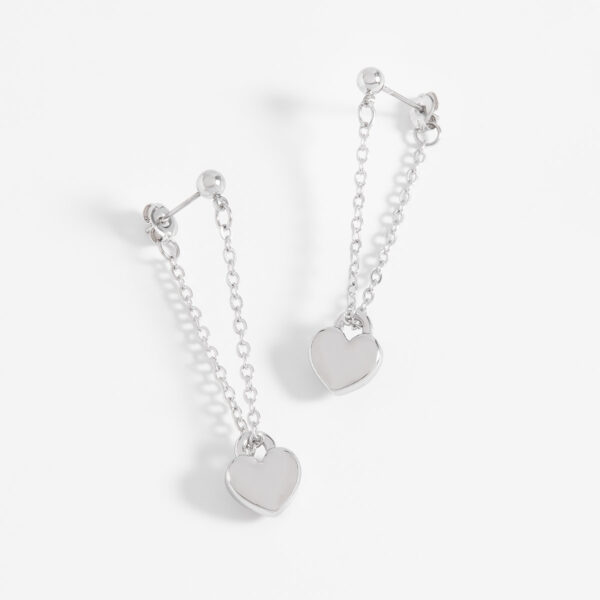 Aretes largos en forma de corazón con baño de platino