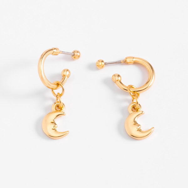 Aretes en baño de oro con dije de luna diseño moderno