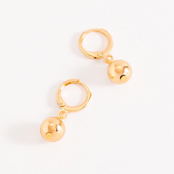 Aretes tipo argolla con esfera colgante