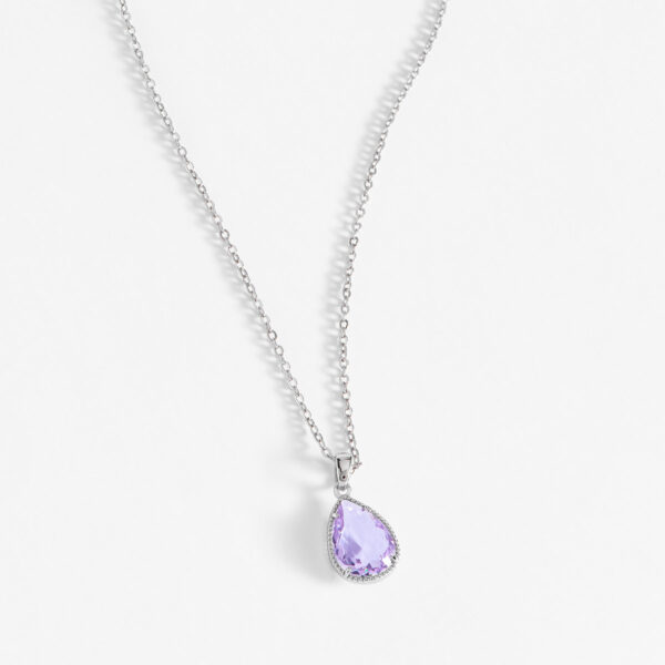 Collar con piedra violeta y baño de platino