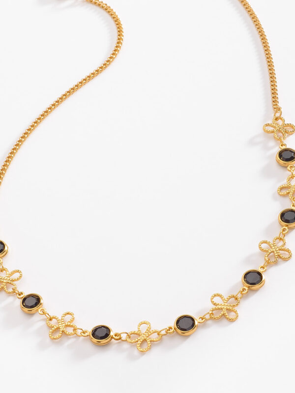700572-O-52-JT Collar en baño de oro con dijes elegantes y piedra negra