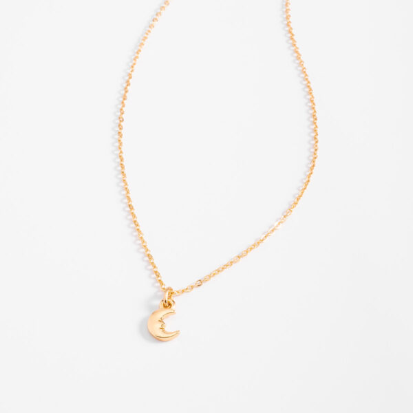 Collar en baño de oro con dije luna diseño minimalista