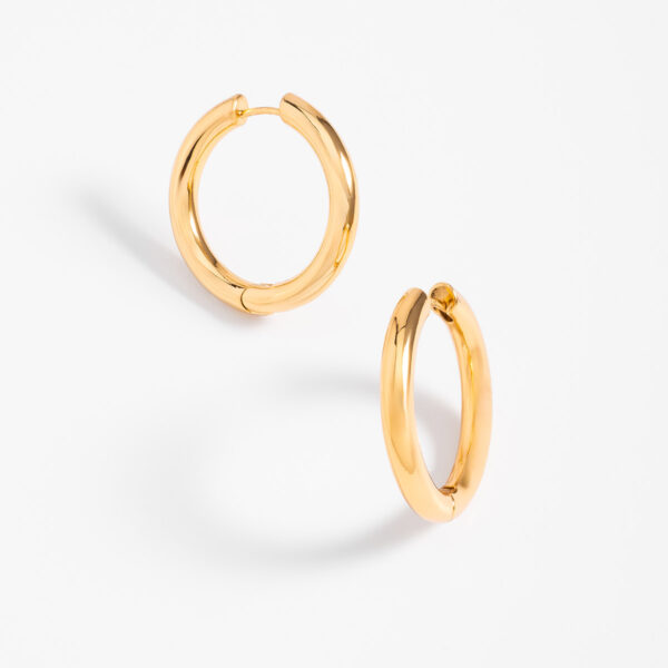 Aretes en baño de oro diseño aro clásico pulido