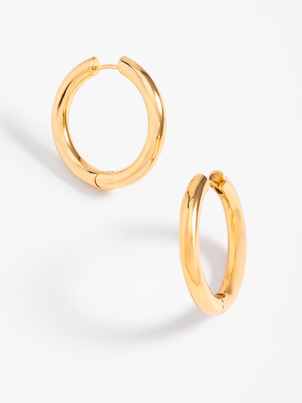 725101 Aretes en baño de oro diseño aro clásico pulido