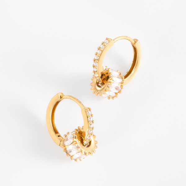 Aretes en baño de oro forma circular piedras toque brillante