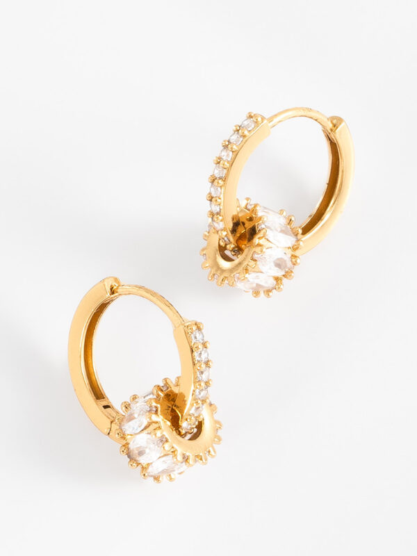 925045L Aretes en baño de oro forma circular piedras toque brillante