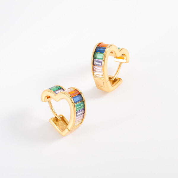 Aretes en baño de oro forma corazón piedras toque brillante