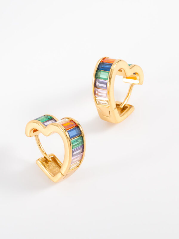 925072L Aretes en baño de oro forma corazón piedras toque brillante
