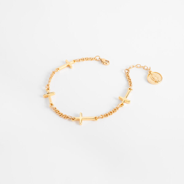 Pulsera en baño de oro con dijes de cruz y medalla moderna